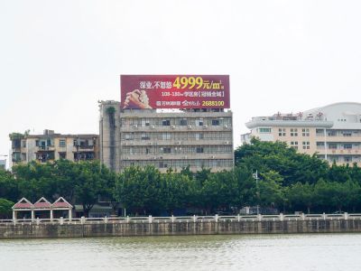 滨江公园对面广告位